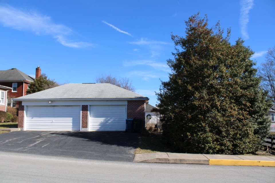 Public Auction Sale REAL ESTATE Hallam, PA